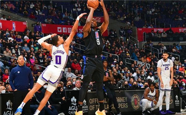 NBA-詹姆斯三分绝杀快船，湖人终结对手12连胜登顶西部引热议