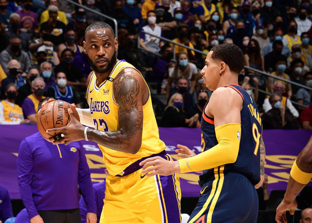 NBA湖人终场争议三分绝杀快船，终结对手七连胜登顶西部引热议